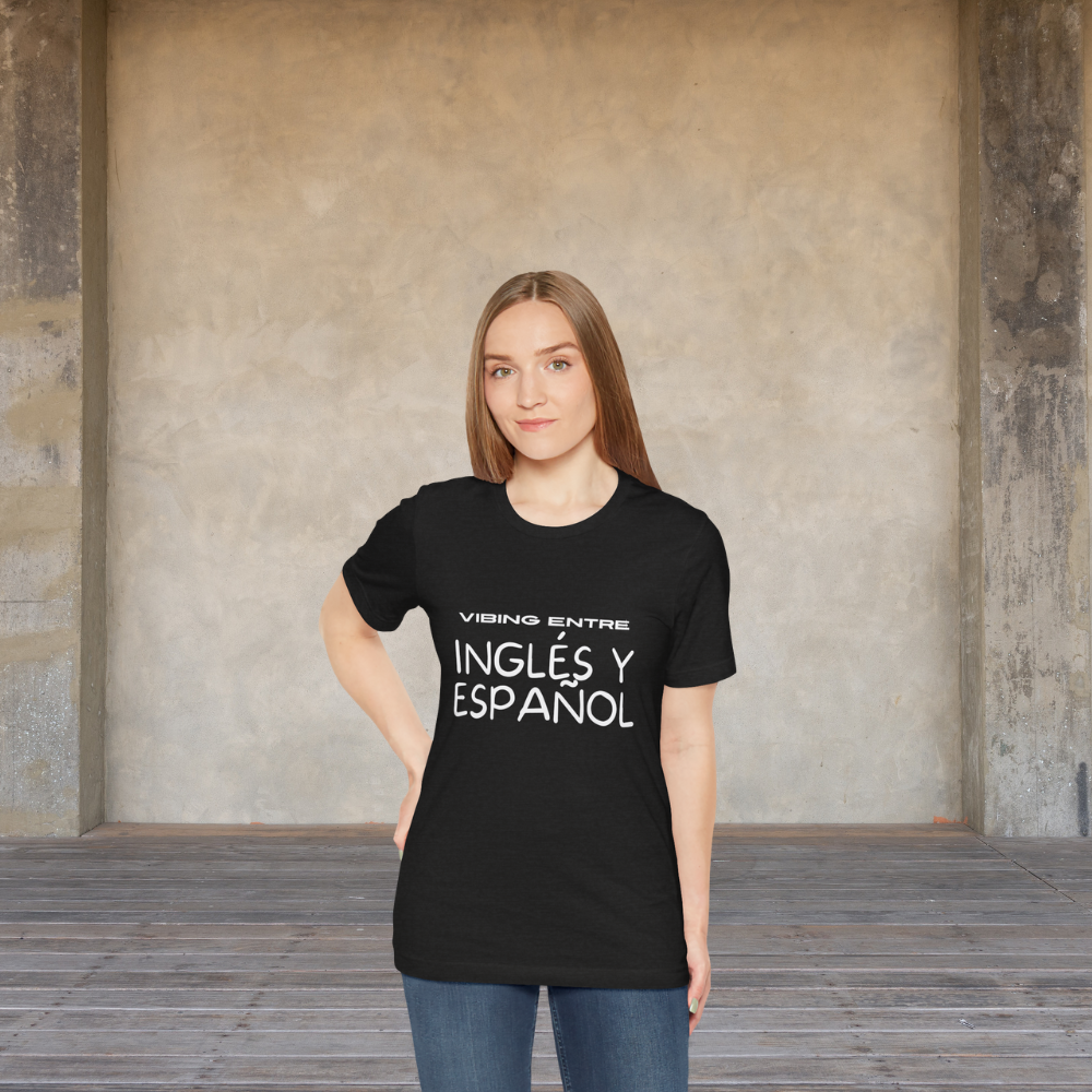 Vibing Entre Inglés y Español - Short Sleeve Tee