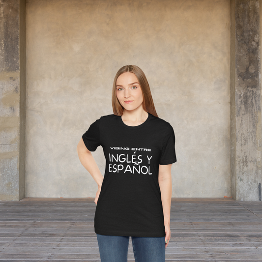 Vibing Entre Inglés y Español - Short Sleeve Tee